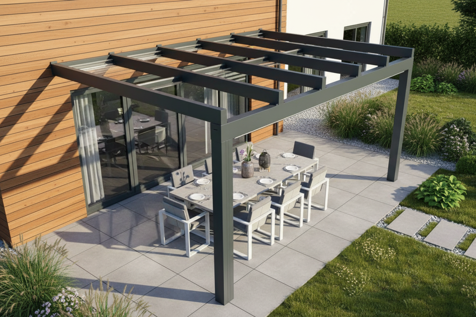 Moderná sivá hliníková pergola s presklenou strechou nad terasou s jedálenským posedením pri dome s dreveným obkladom.