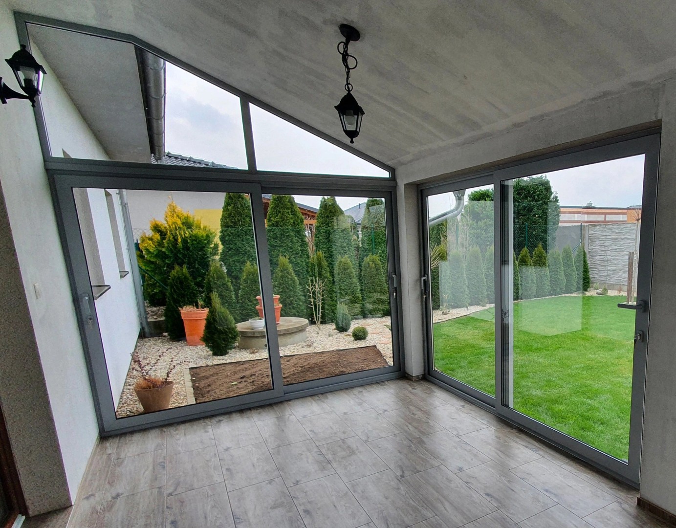 Moderné presklenie terasy s posuvnými dverami a výhľadom do záhrady